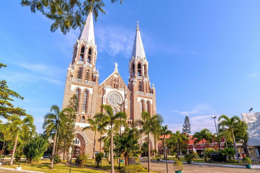 Uptown Hotel Yangon Exterior foto