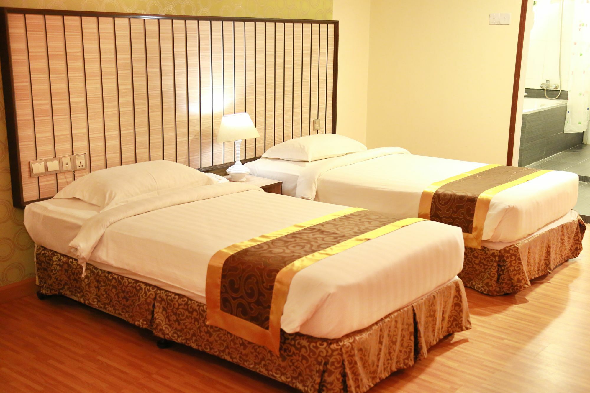 Uptown Hotel Yangon Exterior foto